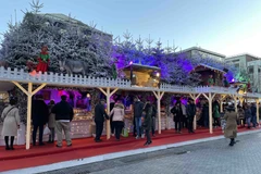 Khách tham quan, mua sắm tại chợ Giáng sinh Les Plaisirs d'Hiver. (Ảnh: Hương Giang/TTXVN)