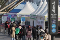 Người dân xếp hàng chờ xét nghiệm COVID-19 tại Seoul, Hàn Quốc, ngày 4/4/2022. (Ảnh: Yonhap/TTXVN)