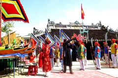 Lễ Khao lề thế lính Hoàng Sa nhằm tái hiện, khắc họa hình ảnh đội hùng binh Hoàng Sa năm xưa vâng lệnh vua dong thuyền ra đo đạc thủy trình, xác lập chủ quyền biển đảo thiêng liêng của Tổ quốc. (Ảnh: Phước Ngọc/TTXVN) 