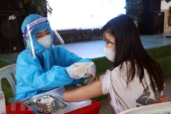 Tiêm vaccine cho trẻ. (Ảnh: Công Thử/TTXVN)