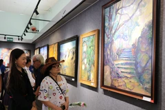 Khách tham quan triển lãm. (Ảnh: K GỬIH/TTXVN)