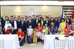 Chủ tịch Quốc hội Vương Đình Huệ chụp ảnh chung với cán bộ, nhân viên Đại sứ quán Việt Nam tại Philippines. (Ảnh: Doãn Tấn/TTXVN)