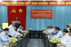 Quang cảnh buổi làm việc giữa Chủ tịch nước Nguyễn Xuân Phúc với Ban Thường vụ tỉnh ủy Bến Tre. (Ảnh: Thống Nhất/TTXVN) 