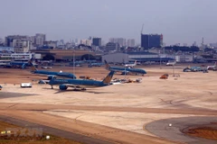 Máy bay của các hãng hàng không đậu tại sân bay Tân Sơn Nhất. (Ảnh: Ngọc Hà/TTXVN) 