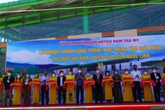 Lãnh đạo tỉnh Quảng Nam và huyện Nam Trà My cùng các đại biểu cắt băng khánh thành, đưa Trung tâm giới thiệu, tổ chức hội chợ, phiên chợ sâm Ngọc Linh đi vào hoạt động. (Ảnh: Phước Tuệ/TTXVN)