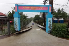 Người dân chuẩn bị ghe thuyền để đi lại vì nước lũ dâng cao. (Ảnh: Mai Trang/TTXVN) 