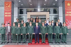 Chủ tịch Quốc hội Vương Đình Huệ với lãnh đạo, sỹ quan chỉ huy Tổng cục II. (Ảnh: Doãn Tấn/TTXVN) 