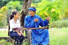 Nghệ nhân đàn bầu Lý Văn tới, ấp 3, thị trấn Gành Hào, huyện Đông Hải truyền dạy hát đờn ca tài tử cho thế hệ sau. (Ảnh: Minh Đức/TTXVN) 