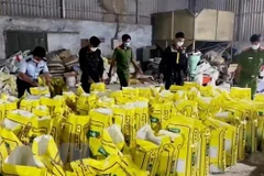 Lực lượng chức năng kiểm tra Công ty TNHH Thương mại-dịch vụ-sản xuất Trang Điền phát hiện số lượng lớn hàng hóa không rõ nguồn gốc. (Ảnh: TTXVN phát)