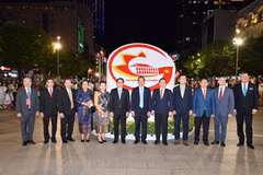 Chủ tịch UBND Thành phố Hồ Chí Minh Phan Văn Mãi cùng các khách mời quốc tế dự lễ khai mạc Lễ hội Thành phố Hồ Chí Minh-Ngôi nhà của chúng ta năm 2022. (Ảnh: Xuân Khu/TTXVN)