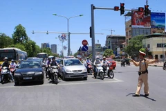 Cảnh sát giao thông đội 4, Phòng Cảnh sát giao thông, Công an thành phố Hà Nội làm nhiệm vụ phân luồng giao thông tại ngã tư Đại Cồ Việt-Xã Đàn-Giải Phóng. (Ảnh: Doãn Tấn/TTXVN)