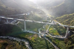 Những năm qua, tỉnh Lào Cai đã được đầu tư xây dựng hệ thống giao thông, thuận lợi để giao thương. (Ảnh: Hồng Ninh/TTXVN)