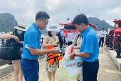 Du khách tham quan đảo Cô Tô. (Ảnh: Thanh Vân/TTXVN)