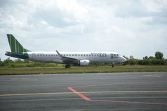 Chuyến bay đầu tiên đường bay Rạch Giá-Phú Quốc hạ cánh xuống Sân bay Rạch Giá. (Ảnh: Hồng Đạt/TTXVN)