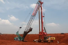 Máy móc thi công cọc khoan nhồi móng nhà ga hành khách sân bay Long Thành. (Ảnh: Công Phong/TTXVN)