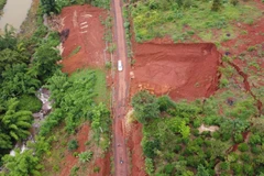 Vị trí sạt lở đất tại thôn 9 xã Thống Nhất, huyện Bù Đăng, tỉnh Bình Phước khiến giao thông đình trệ, hơn 300 hộ dân bị ảnh hưởng. (Ảnh: Sỹ Tuyên/TTXVN)