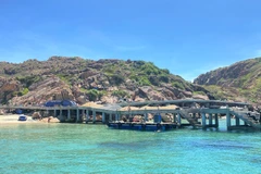 Con đường bêtông nối các vị trí quanh chân núi trên đảo Hòn Khô Lớn ra ngoài mặt nước biển được xây dựng dang dở. (Ảnh: Tường Quân/TTXVN)