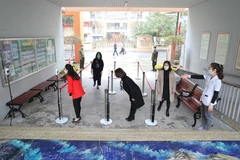 Phương án phân luồng, giãn cách khi đón học sinh tới trường được các trường tiểu học chuẩn bị chu đáo. (Ảnh: Thanh Tùng/TTXVN) 