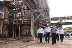 Thủ tướng Phạm Minh Chính kiểm tra thực trạng của Nhà máy Đạm Hà Bắc. (Ảnh: Dương Giang/TTXVN) 