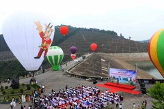 Trình diễn bay khinh cầu tại đập chính hồ Ngàn Trươi Vũ Quang. (Ảnh:Công Tường/TTXVN)