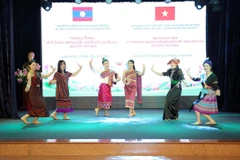 Chương trình văn nghệ chào mừng do các sinh viên Việt Nam và Lào biểu diễn. (Ảnh: Xuân Khu/TTXVN)