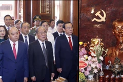 Chủ tịch nước Nguyễn Xuân Phúc cùng các lãnh đạo, nguyên lãnh đạo Đảng, Nhà nước dâng hương tưởng niệm Chủ tịch Hồ Chí Minh tại Khu Di tích quốc gia đặc biệt Kim Liên, tỉnh Nghệ An. (Ảnh: Thống Nhất/TTXVN) 