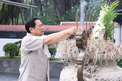 Thủ tướng Phạm Minh Chính dâng hương, hoa tại khu mộ 10 nữ anh hùng liệt sỹ thanh niên xung phong đã anh dũng hy sinh tại Ngã ba Đồng Lộc trong kháng chiến chống Mỹ, cứu nước. (Ảnh: Dương Giang/TTXVN) 