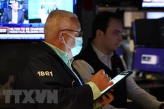 Giao dịch viên tại Sàn giao dịch chứng khoán New York, Mỹ. (Ảnh: AFP/TTXVN)