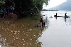 Lực lượng cứu hộ, cứu nạn tìm thấy thi thể nạn nhân. (Ảnh: TTXVN phát)