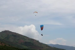 Trình diễn dù lượn Bay trên đại ngàn-Sa Thầy 2022 được kỳ vọng tạo sản phẩm du lịch đặc thù cho Kon Tum. (Ảnh: TTXVN phát)