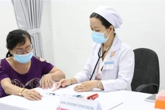 Lực lượng y tế tư vấn trước khi tiêm vaccine tại Bệnh viện Phụ Sản Cần Thơ. (Ảnh minh họa: Ánh Tuyết/TTXVN)