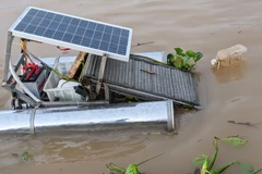 Máy vớt rác WSCA 2.0 vận hành tại sông Hoài (Quảng Nam). (Ảnh: TTXVN phát)