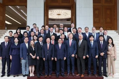 Thủ tướng Phạm Minh Chính chụp ảnh chung với các đại biểu. (Ảnh: Dương Giang/TTXVN) 