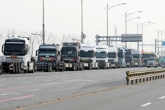 Xe tải xếp hàng dài phía trước cảng hàng hóa ở Incheon, Hàn Quốc, trong thời gian các tài xế tham gia đình công ngày 24/11/2022. (Ảnh: Yonhap/TTXVN)