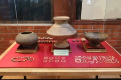 Một số hiện vật quý được trưng bày. (Ảnh: Đức Phương/TTXVN) 