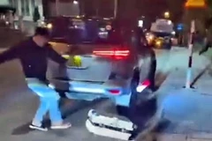 Tài xế Phạm Văn Công đá vào hành lý của các nữ du khách. (Ảnh: TTXVN phát)