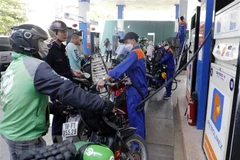 Mua bán xăng tại một điểm kinh doanh xăng, dầu của Petrolimex trên địa bàn quận Hai Bà Trưng, Hà Nội. (Ảnh: Trần Việt/TTXVN) 