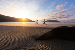 Du khách nghỉ dưỡng kết hợp thiền, yoga ven biển Côn Đảo. (Ảnh: CTV/Vietnam+) 