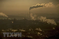 Khói phát ra từ ống khói. (Ảnh: AFP/TTXVN)