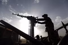 Tay súng Houthi cùng thiết bị quân sự được triển khai trên đường phố thủ đô Sanaa, Yemen. (Ảnh: AFP/TTXVN)