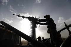 Tay súng Houthi cùng thiết bị quân sự được triển khai trên đường phố thủ đô Sanaa, Yemen. (Ảnh: AFP/TTXVN)