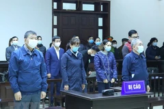 Bị cáo Nguyễn Quốc Anh (bên trái), cựu Giám đốc Bệnh viện Bạch Mai tại phiên tòa. (Ảnh: Văn Điệp/TTXVN) 