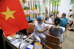 Hà Nội triển khai tiêm vaccine phòng COVID-19 cho toàn bộ người trên 18 tuổi. (Ảnh: Thành Đạt/TTXVN)