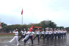 Các chiến sỹ hải quân trên đảo Trường Sa duyệt đội ngũ. (Ảnh: Viết Tôn/TTXVN) 