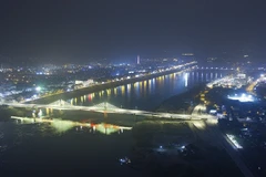 Cầu Hòa Bình 2 được khánh thành và đi vào sử dụng năm 2021, là điểm nhấn cảnh quan thành phố Hòa Bình. (Ảnh: Trọng Đạt/TTXVN) 