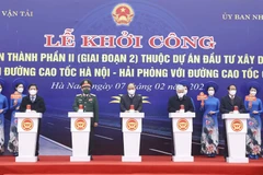 Chủ tịch nước Nguyễn Xuân Phúc và các đại biểu thực hiện nghi thức khởi công. (Ảnh: Thống Nhất/TTXVN)