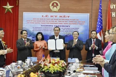 Ông Nguyễn Văn Thắm, Chủ tịch Ủy ban nhân dân thị xã Phú Mỹ ký Bản ghi nhớ hợp tác với chính quyền thành phố Monterey Park. (Ảnh: TTXVN phát)