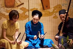 Ca nương Câu lạc bộ Ca trù Phú Thị (huyện Gia Lâm) dạy nghệ thuật ca trù cho du khách tại phố cổ Hà Nội, tháng 9/2020. (Nguồn: hanoimoi.com.vn)