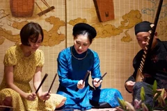 Ca nương Câu lạc bộ Ca trù Phú Thị (huyện Gia Lâm) dạy nghệ thuật ca trù cho du khách tại phố cổ Hà Nội, tháng 9/2020. (Nguồn: hanoimoi.com.vn)
