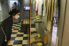 Sau 1 tháng mở cửa trở lại, trung bình nhà tù Hỏa Lò đón từ 300-500 khách vào cuối tuần, 200 khách ngày thường. (Ảnh: Tuấn Đức/TTXVN) 